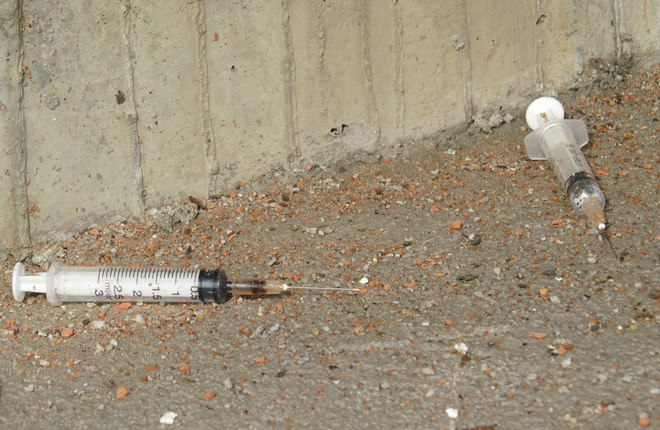 Tiêm chích ma túy dưới chân cầu quay Hải Phòng