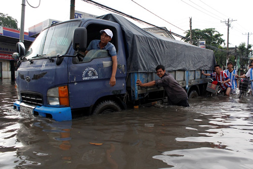 Sài Gòn biến thành 'sông', xe chết máy nằm la liệt