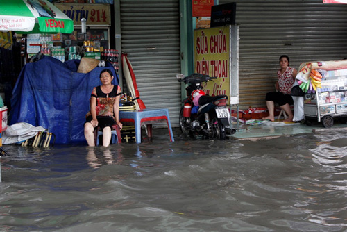 Sài Gòn biến thành 'sông', xe chết máy nằm la liệt