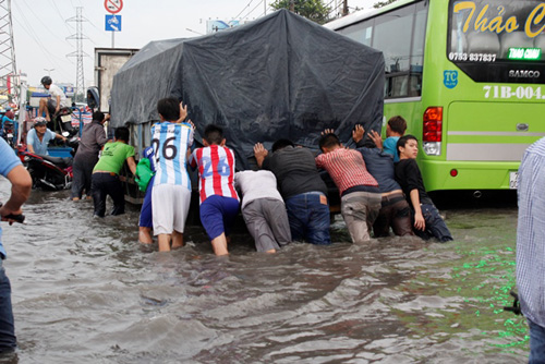 Sài Gòn biến thành 'sông', xe chết máy nằm la liệt
