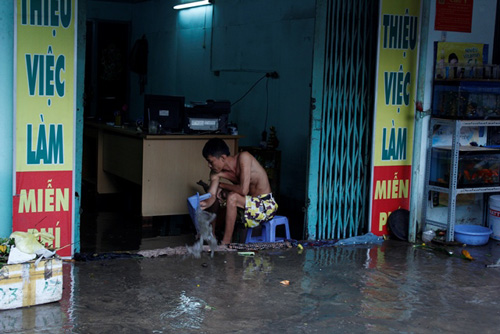 Sài Gòn biến thành 'sông', xe chết máy nằm la liệt