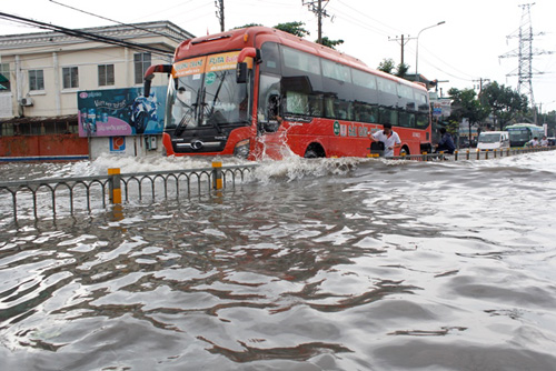 Sài Gòn biến thành 'sông', xe chết máy nằm la liệt