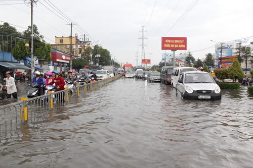 Sài Gòn biến thành 'sông', xe chết máy nằm la liệt