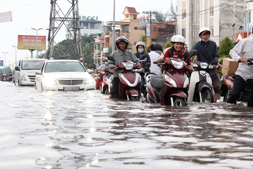 Sài Gòn biến thành 'sông', xe chết máy nằm la liệt