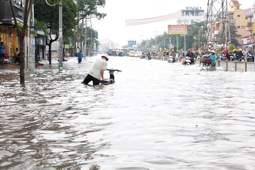 Sài Gòn biến thành 'sông', xe chết máy nằm la liệt