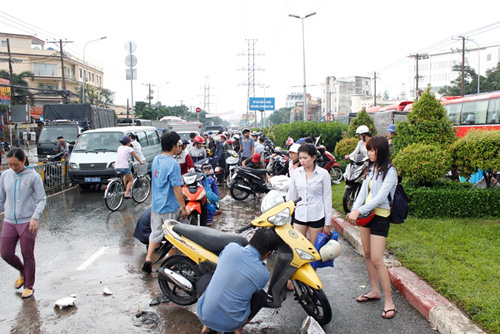 Sài Gòn biến thành 'sông', xe chết máy nằm la liệt