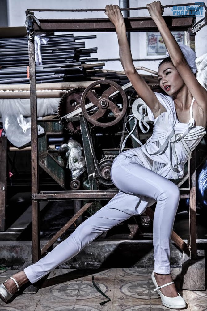 Hồng Quế nổi loạn cùng dàn mẫu trong nhà xưởng