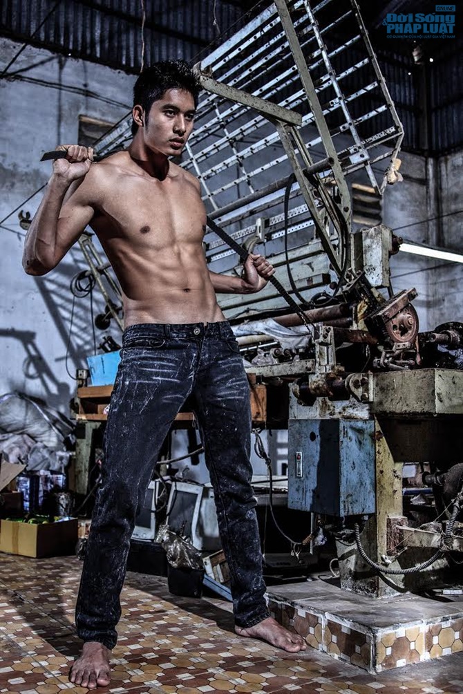 Hồng Quế nổi loạn cùng dàn mẫu trong nhà xưởng