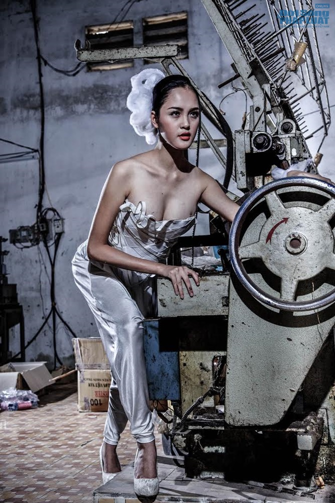 Hồng Quế nổi loạn cùng dàn mẫu trong nhà xưởng