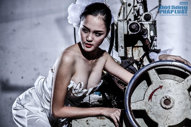 Hồng Quế nổi loạn cùng dàn mẫu trong nhà xưởng