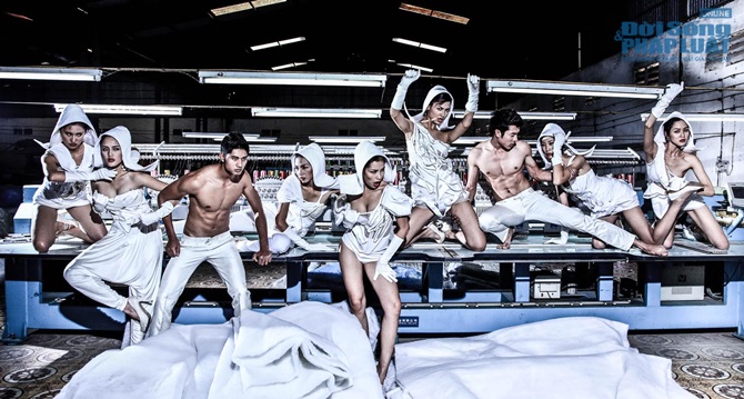 Hồng Quế nổi loạn cùng dàn mẫu trong nhà xưởng