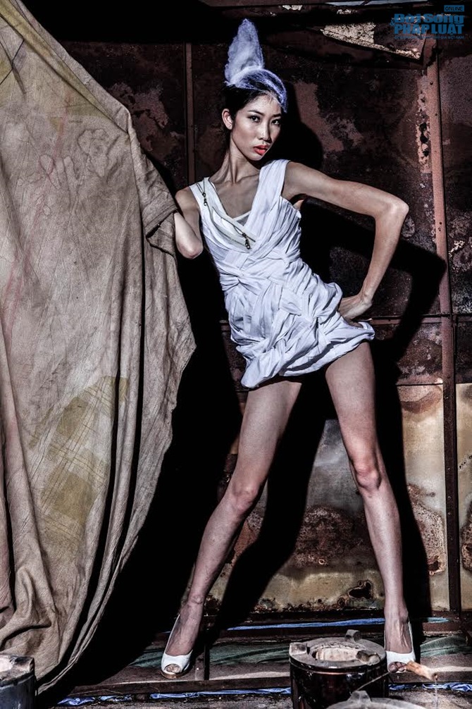 Hồng Quế nổi loạn cùng dàn mẫu trong nhà xưởng