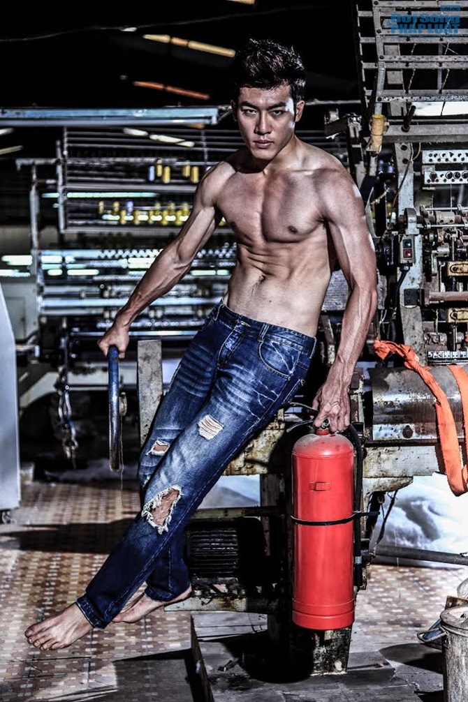 Hồng Quế nổi loạn cùng dàn mẫu trong nhà xưởng