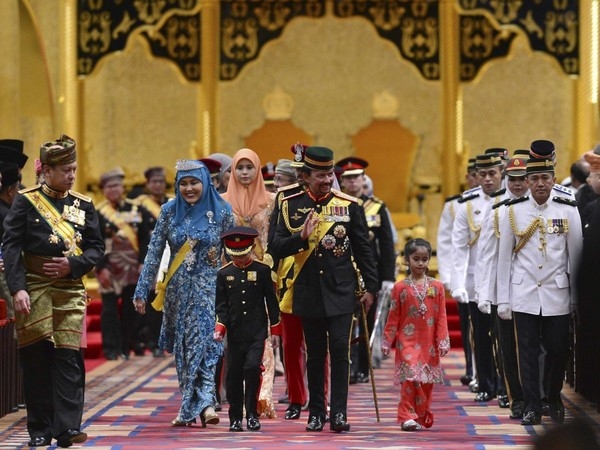 Limousine dát vàng 298 tỷ đồng của quốc vương Brunei