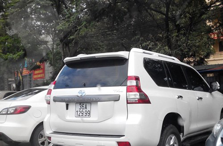 Xế hộp bạc tỷ dùng chung biển số khủng Xế hộp bạc tỷ dùng chung biển số khủng