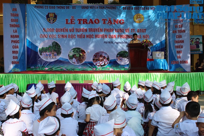 CSGT HN tặng 5.000 vở in hình tuyên truyền pháp luật cho học sinh