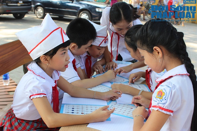 CSGT HN tặng 5.000 vở in hình tuyên truyền pháp luật cho học sinh