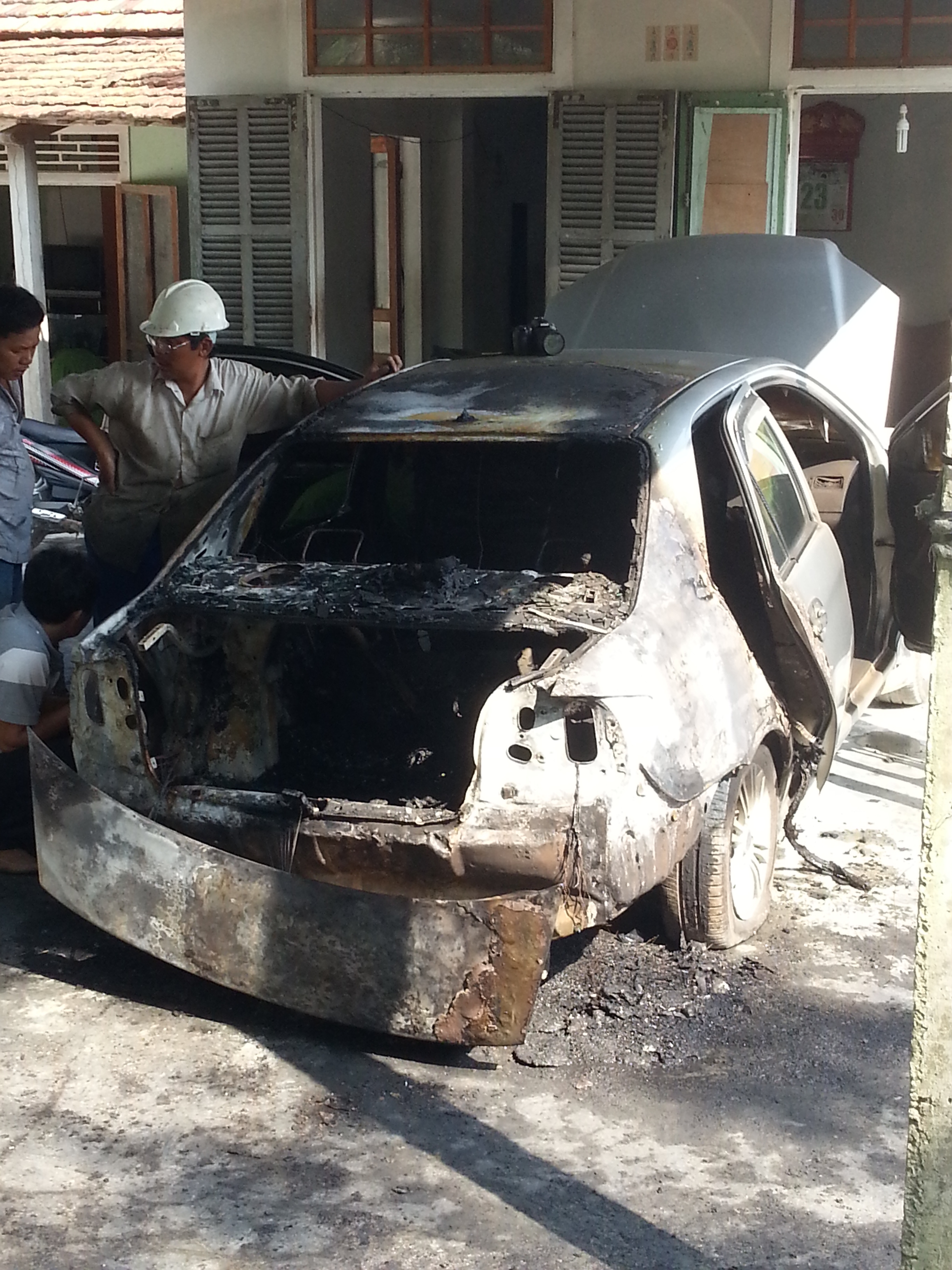 Ô tô bất ngờ bốc cháy lúc nửa đêm