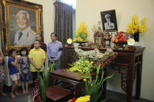 Người dân nghẹn ngào trong ngày giỗ đầu Đại Tướng Võ Nguyên Giáp