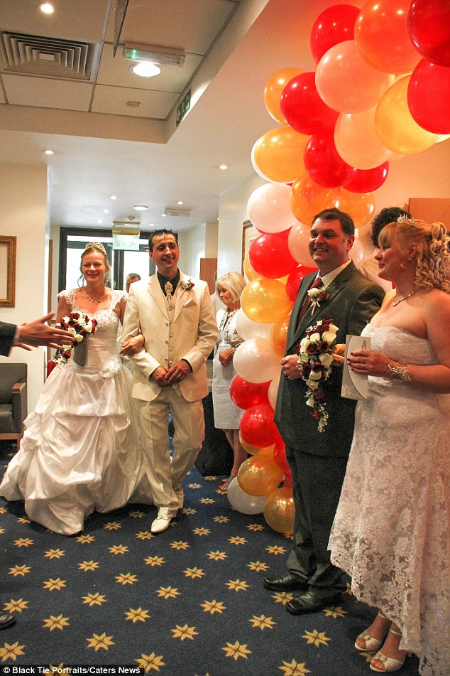 Kỳ lạ hai mẹ con tổ chức đám cưới cùng ngày