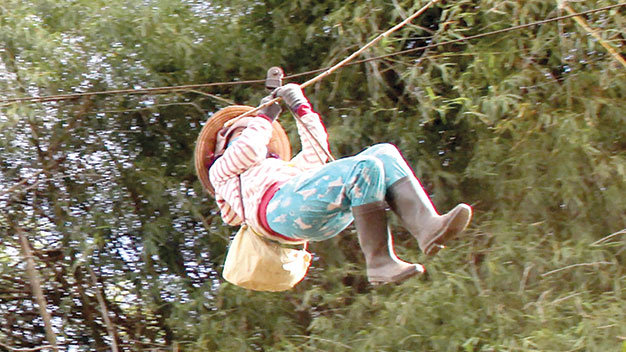 Nhức lòng những nơi người dân phải đu dây qua miệng “hà bá”