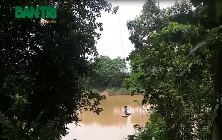 Nhức lòng những nơi người dân phải đu dây qua miệng “hà bá”