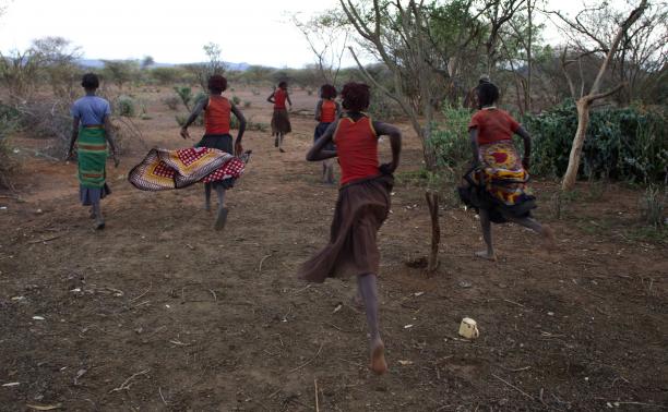 Rùng mình nghi lễ trưởng thành khiến bé gái châu Phi “phát khóc”