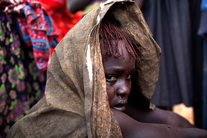 Rùng mình nghi lễ trưởng thành khiến bé gái châu Phi “phát khóc”