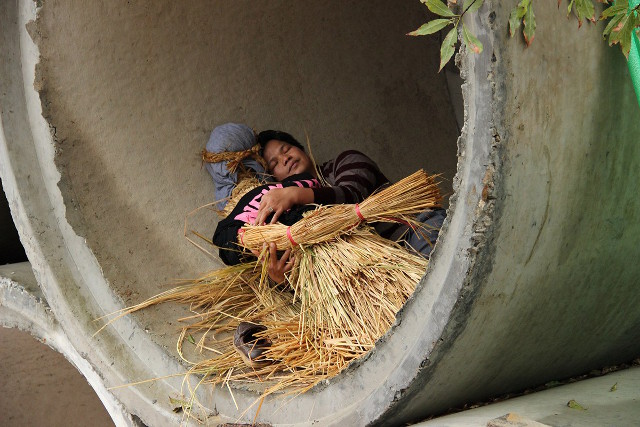 Giận vợ, chồng ra ngoài ngủ ống cống, ôm…bù nhìn rơm