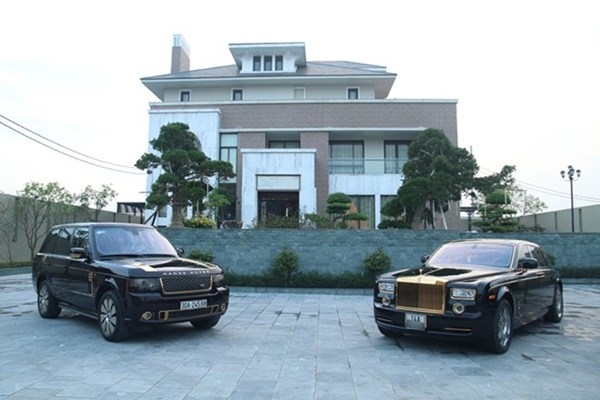 Xe sang và điện thoại mạ vàng của đại gia Móng Cái Xe sang và điện thoại mạ vàng của đại gia Móng Cái