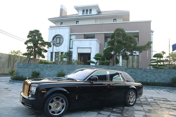 Xe sang và điện thoại mạ vàng của đại gia Móng Cái Xe sang và điện thoại mạ vàng của đại gia Móng Cái