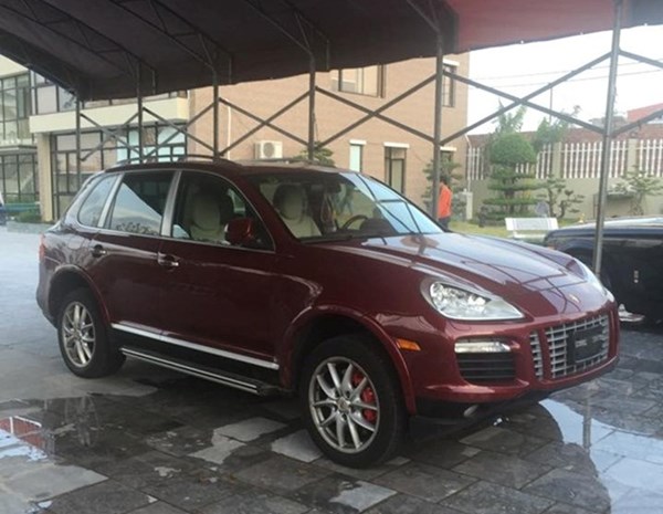 Xe sang và điện thoại mạ vàng của đại gia Móng Cái Xe sang và điện thoại mạ vàng của đại gia Móng Cái