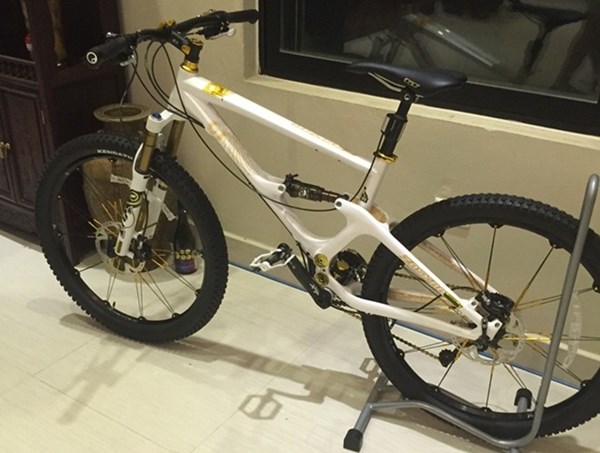 Xe sang và điện thoại mạ vàng của đại gia Móng Cái Xe sang và điện thoại mạ vàng của đại gia Móng Cái