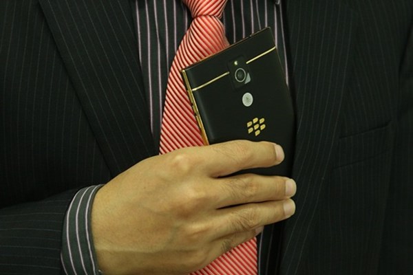 Xe sang và điện thoại mạ vàng của đại gia Móng Cái Xe sang và điện thoại mạ vàng của đại gia Móng Cái