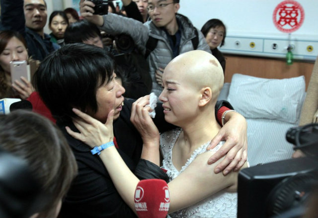 Xúc động đám cưới như mơ của cô gái ung thư trong bệnh viện