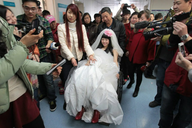 Xúc động đám cưới như mơ của cô gái ung thư trong bệnh viện