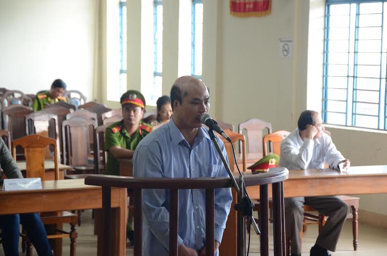 Úp ca a xít lên đầu người yêu vì bị 'đá'