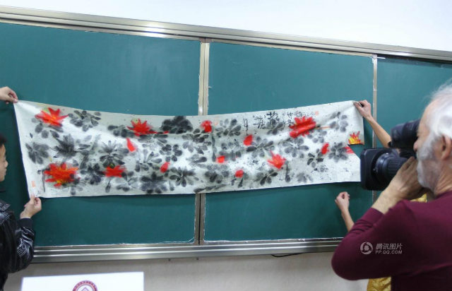 Độc đáo nghệ sĩ vẽ tranh bằng…lưỡi Độc đáo nghệ sĩ vẽ tranh bằng…lưỡi