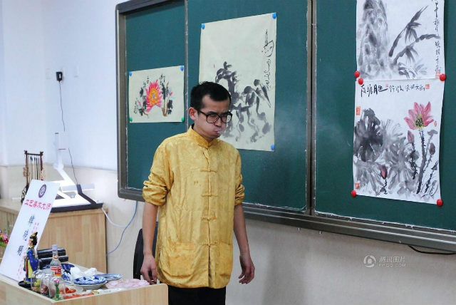 Độc đáo nghệ sĩ vẽ tranh bằng…lưỡi Độc đáo nghệ sĩ vẽ tranh bằng…lưỡi