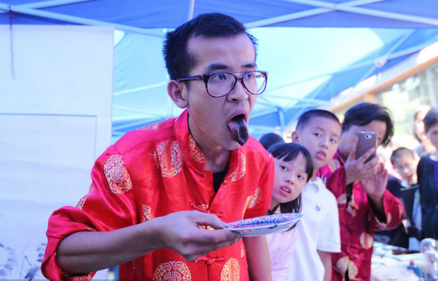 Độc đáo nghệ sĩ vẽ tranh bằng…lưỡi Độc đáo nghệ sĩ vẽ tranh bằng…lưỡi