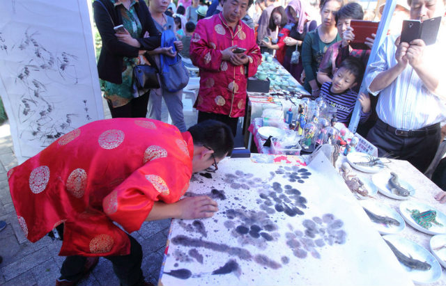 Độc đáo nghệ sĩ vẽ tranh bằng…lưỡi Độc đáo nghệ sĩ vẽ tranh bằng…lưỡi