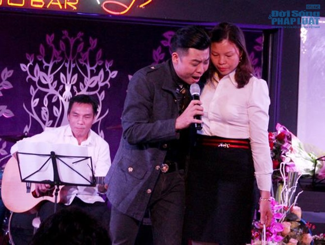 Hoài Nam Sao mai khóc nghẹn ngào trong minishow đầu tiên