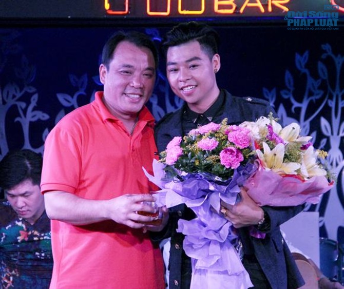 Hoài Nam Sao mai khóc nghẹn ngào trong minishow đầu tiên