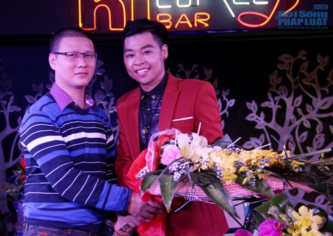 Hoài Nam Sao mai khóc nghẹn ngào trong minishow đầu tiên