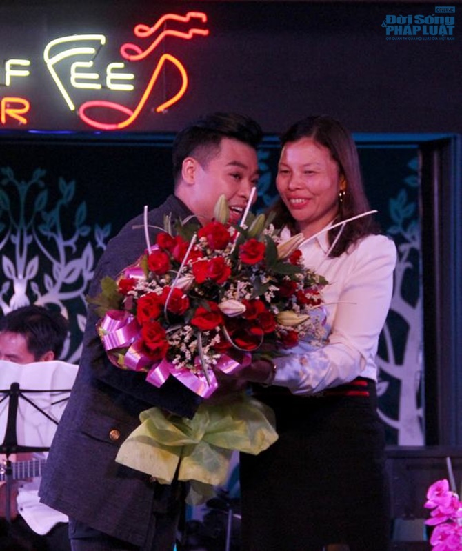 Hoài Nam Sao mai khóc nghẹn ngào trong minishow đầu tiên