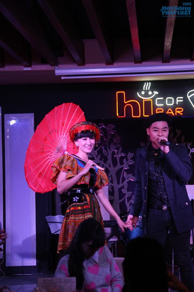 Hoài Nam Sao mai khóc nghẹn ngào trong minishow đầu tiên