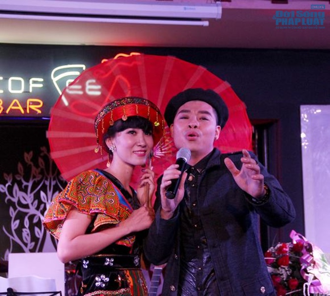 Hoài Nam Sao mai khóc nghẹn ngào trong minishow đầu tiên