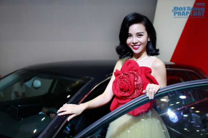 Trà Giang rạng rỡ xuất hiện trong Vietnam Motor Show 2014