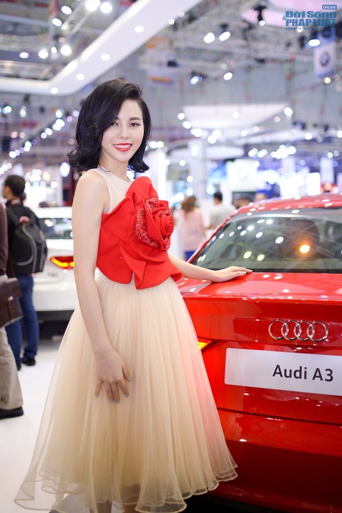 Trà Giang rạng rỡ xuất hiện trong Vietnam Motor Show 2014