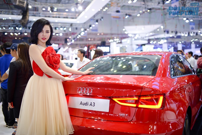 Trà Giang rạng rỡ xuất hiện trong Vietnam Motor Show 2014